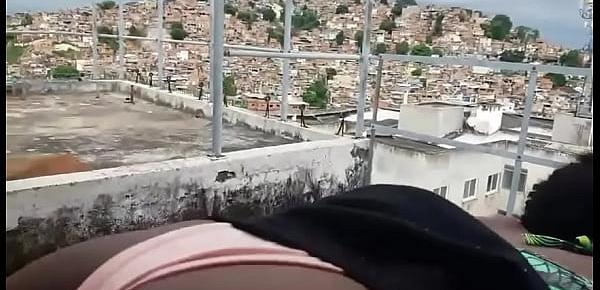  Novinho pega novinha em cima do prédio ao ar livre e fode ela gostoso a camisinha acaba estourando ele quase goza dentro engravidar a novinha 18 anos e a camisinha acaba estourando ele goza no chão